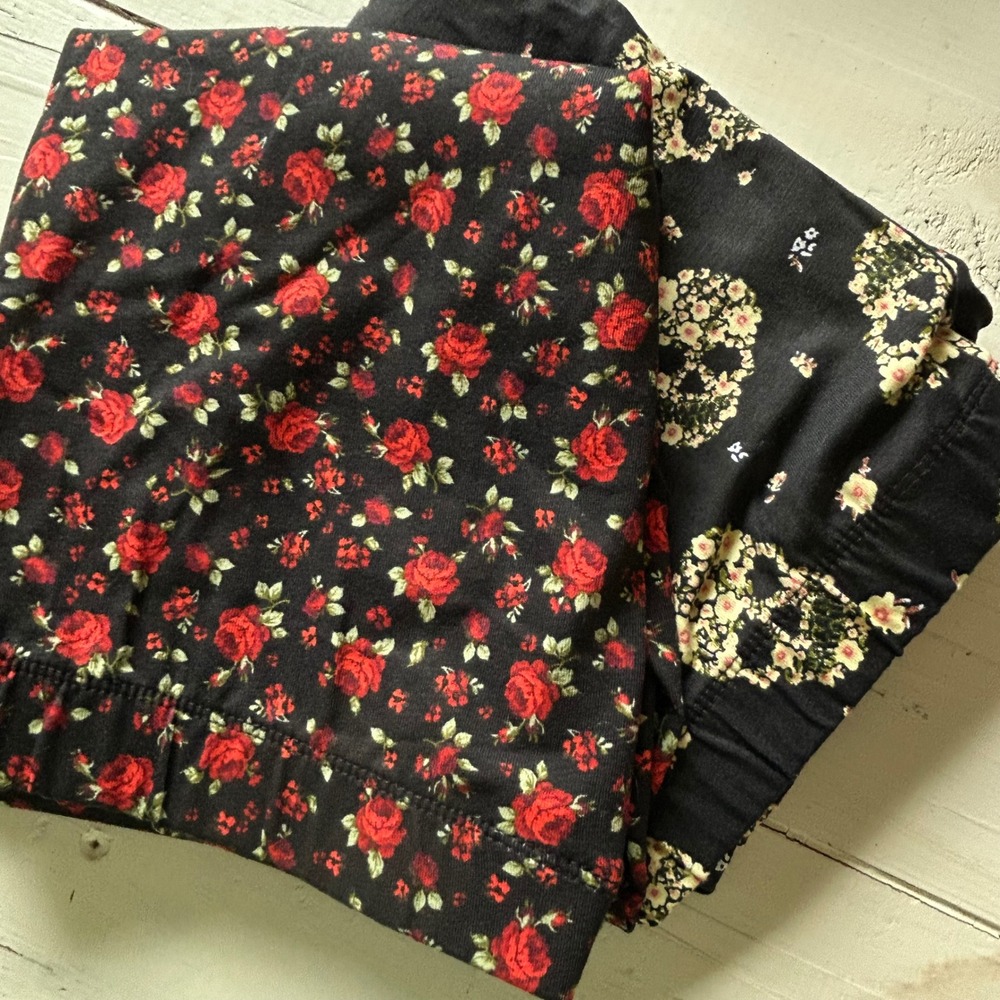 No Boundaries Womens Ankle Leggings Set of 2 Roses and Skulls Black Medium 7-9